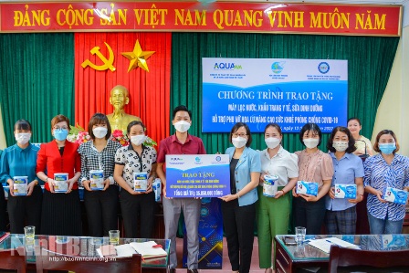 Đại diện nhà tài trợ trao quà hỗ trợ cho Hội LHPN huyện Hoa Lư và các cơ sở Hội trực thuộc.
