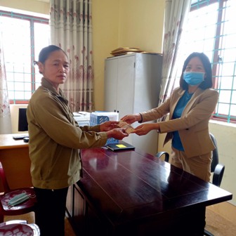 Hội LHPN xã Quang Sơn cho 01 hộ gia đình hội viên nghèo vay không lấy lãi