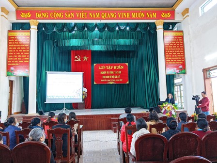 Đồng chí Nguyễn Thị Đông, Trưởng ban xây dựng tổ chức Hội, Hội LHPN tỉnh truyền đạt nội dung tập huấn