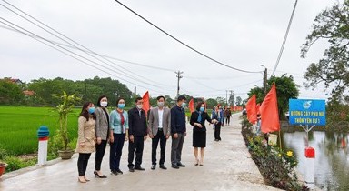 Các đồng chí lãnh đạo Hội LHPN tỉnh, Hội LHPN huyện, lãnh đạo địa phương chụp ảnh lưu niệm trên tuyến đường cây phụ nữ