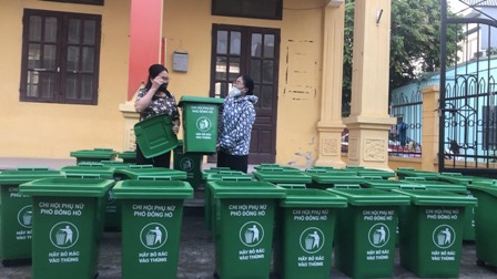 Hội LHPN phường Bích Đào thực hiện hiệu quả mô hình thùng rác công cộng