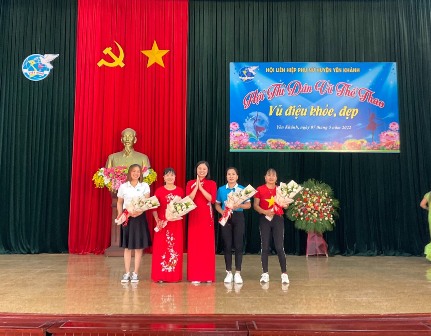 Đồng chí Tống Thị Minh, HUV, Chủ tịch Hội LHPN huyện tặng hoa động viên các đội tham gia dự thi.” tại cụm thi số 3