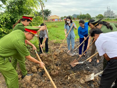 Các đại biểu tham gia trồng cây bàng Đài Loan trên tuyến đường Nguyễn Bặc.