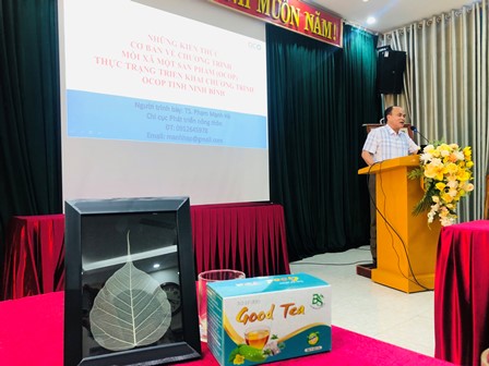 Tiến sỹ Phạm Mạnh Hà, Phó Chi cục trưởng Chi cục phát triển nông thôn giới thiệu các sản phẩm OCOP của tỉnh trong chương trình lớp tập huấn