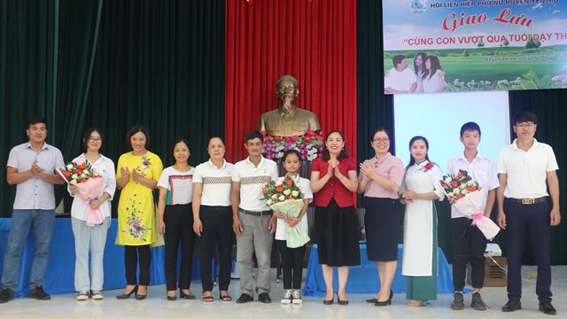 Đại diện Hội LHPN tỉnh và Hội LHPN huyện Yên Mô tặng hoa các gia đình tham gia giao lưu