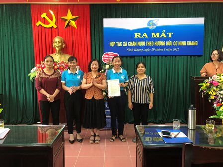 Đồng chí Đỗ Thị Thu Huyền, Phó Chủ tịch Hội LHPN huyện trao Giấy Chứng nhận đăng ký Hợp tác xã cho Hội đồng quản trị HTX