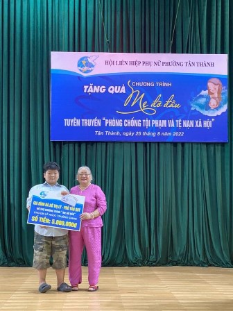 Bà Hồ Thị Lý trao tặng học bổng cho em Lê Ngọc Trường Giang