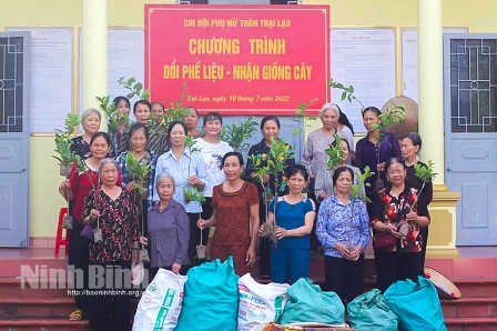Mô hình "Đổi phế liệu- nhận giống cây" của Hội LHPN xã Đồng Phong thu hút đông đảo hội viên, phụ nữ và người dân tham gia.