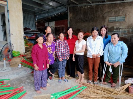 Lãnh đạo Hội Liên hiệp phụ nữ huyện Nho Quan thăm HTX Ước vọng xanh.
