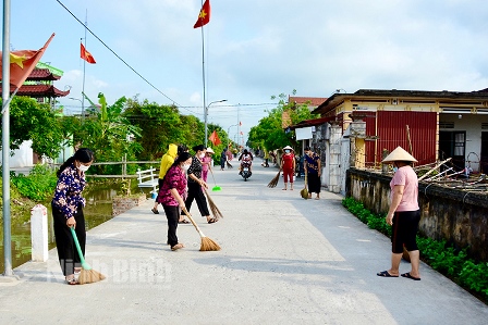 Hội viên, phụ nữ huyện Kim Sơn ra quân vệ sinh môi trường hưởng ứng phong trào "Ngày thứ bảy sạch".