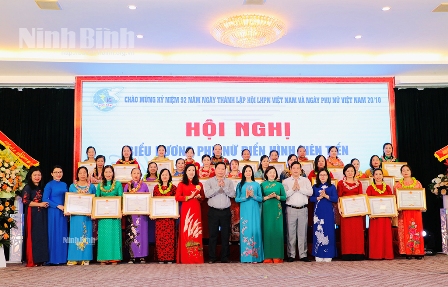 Các đồng chí lãnh đạo Trung ương Hội LHPN Việt Nam, lãnh đạo tỉnh biểu dương các cá nhân tiêu biểu trong phong trào thi đua.
