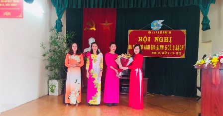 Đồng chí Phạm Thị Kim Oanh, Chủ tịch Hội LHPN huyện tặng hoa chúc mừng