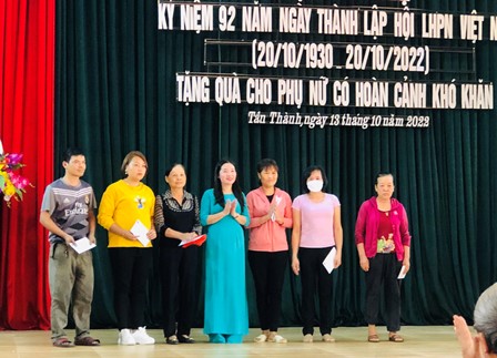 Hội LHPN phường Tân Thành tặng quà cho phụ nữ có hoàn cảnh đặc biệt khó khăn trên địa bàn phường