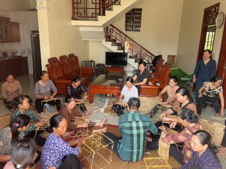 Hội viên, phụ nữ xã Hồi Ninh tham gia lớp đan cói, bèo bồng