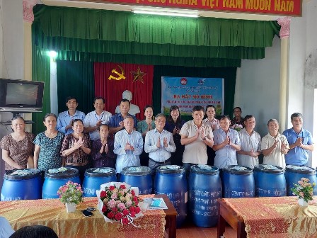 UBMTTQVN, Hội LHPN huyện tặng thùng xử lý rác thải hữu cơ cho các hộ dân