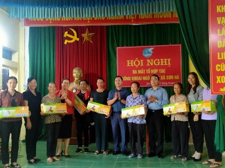 LĐ Hội LHPN tinh tặng máy hút chân không cho tổ hợp tác Sơn Hà