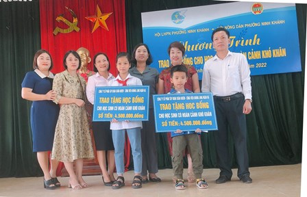 Hội LHPN phường Ninh Khánh phối hợp trao học bổng cho học sinh mồ côi, có hoàn cảnh khó khăn trên địa bàn