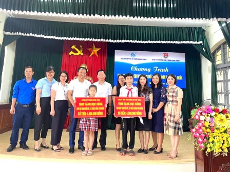 Hoạt động tặng quà cho trẻ em mồ côi Hội LHPN phường Ninh Khánh