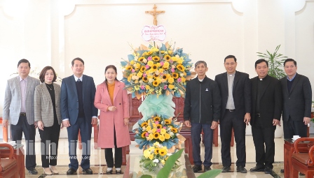 Đoàn công tác của Trung ương Hội LHPN Việt Nam tặng hoa chúc mừng Tòa Giám mục Phát Diệm nhân dịp Lễ Giáng sinh.
