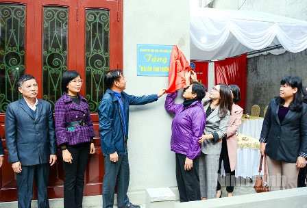 Đại diện các đơn vị kéo băng khánh thành nhà cho gia đình bà Trần Thị Hà.