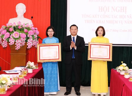 Đồng chí Nguyễn Cao Sơn, TUV, Phó Chủ tịch UBND tỉnh trao bằng khen của Thủ tướng Chính phủ cho các cá nhân có thành tích xuất sắc.