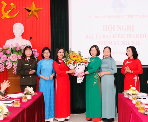 Đồng chí Đào Thị Hòa - TUV, Chủ tịch Hội LHPN tỉnh tặng hoa chúc mừng Ủy ban Kiểm tra Hội LHPN tỉnh khóa I