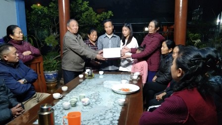 Chi bộ và Chi hội phụ nữ phố Thiện Tiến trao tặng tiền quyên góp cho gia đình chị Bùi Thị Hằng.