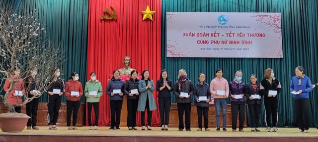 Đồng chí Vũ Thị Hà - Phó Chủ tịch Hội LHPN tỉnh tặng quà cho hội viên, phụ nữ và Trẻ em khuyết tật có hoàn cảnh khó khăn.