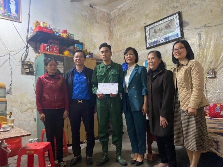 Đồng chí Nguyễn Thị Oanh - TUV, Chủ tịch Hội LHPN thành phố trao quà cho tân binh có hoàn cảnh khó khăn trên địa bàn phường Bích Đào