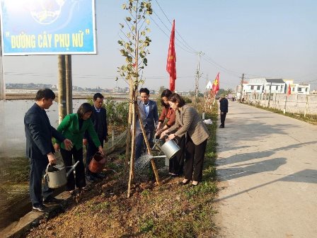 Thường trực Hội LHPN tỉnh tham gia trồng cây tại xã Gia Trấn